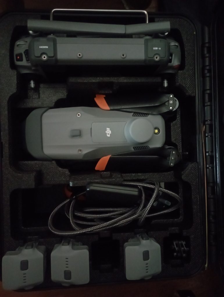 DJI Matrice 4T, radiocommande et batteries dans leur valise de transport