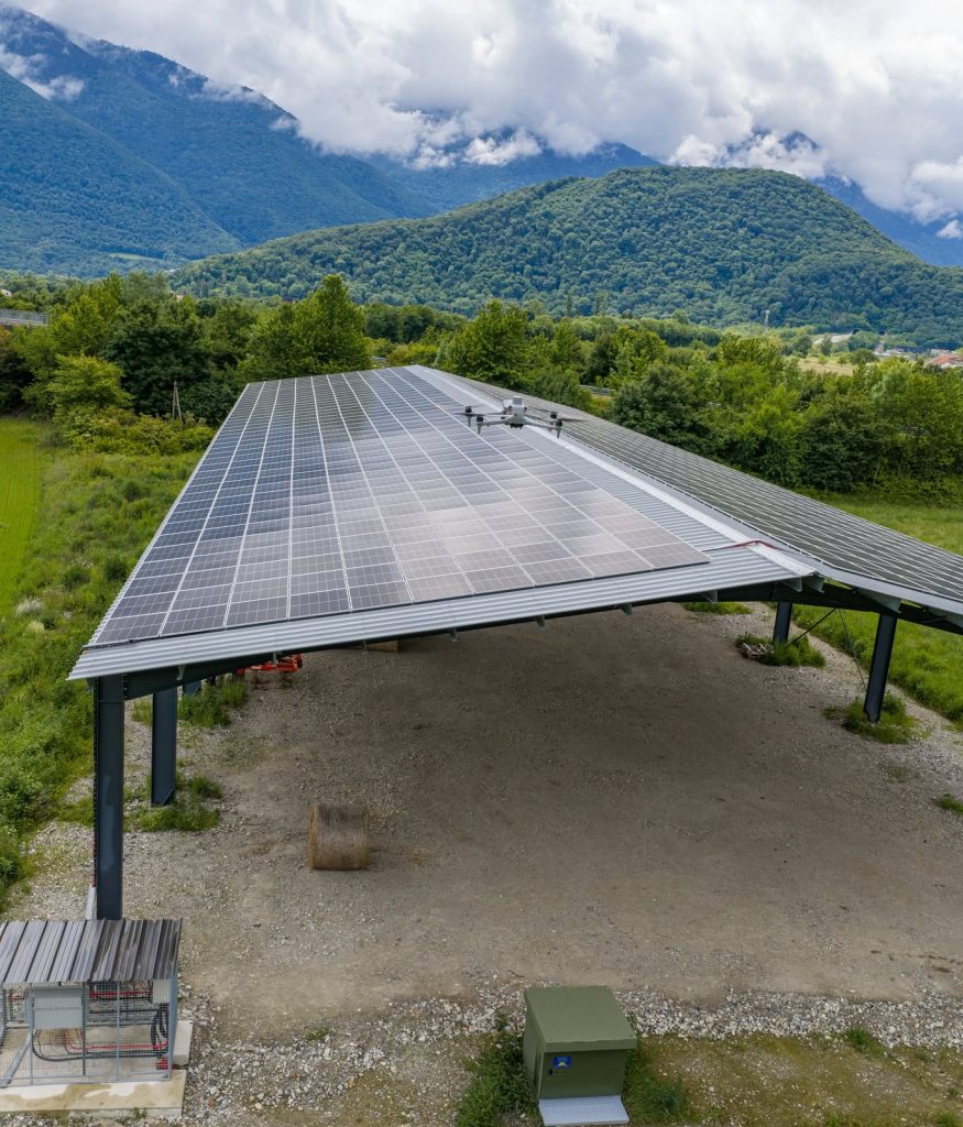 Installation photovoltaïque en environnement montagneux observée par drone