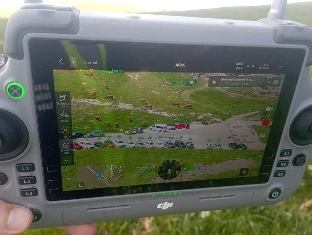 Pilotage du DJI Matrice 4T avec sa radiocommande lors d’une mission par drone