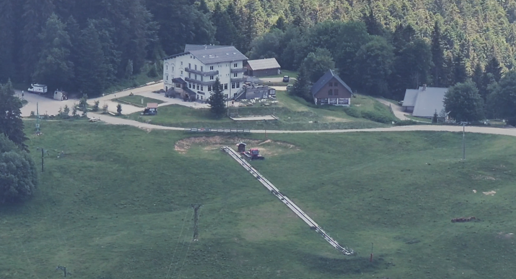 Vue aérienne par drone d’un site touristique en environnement montagneux